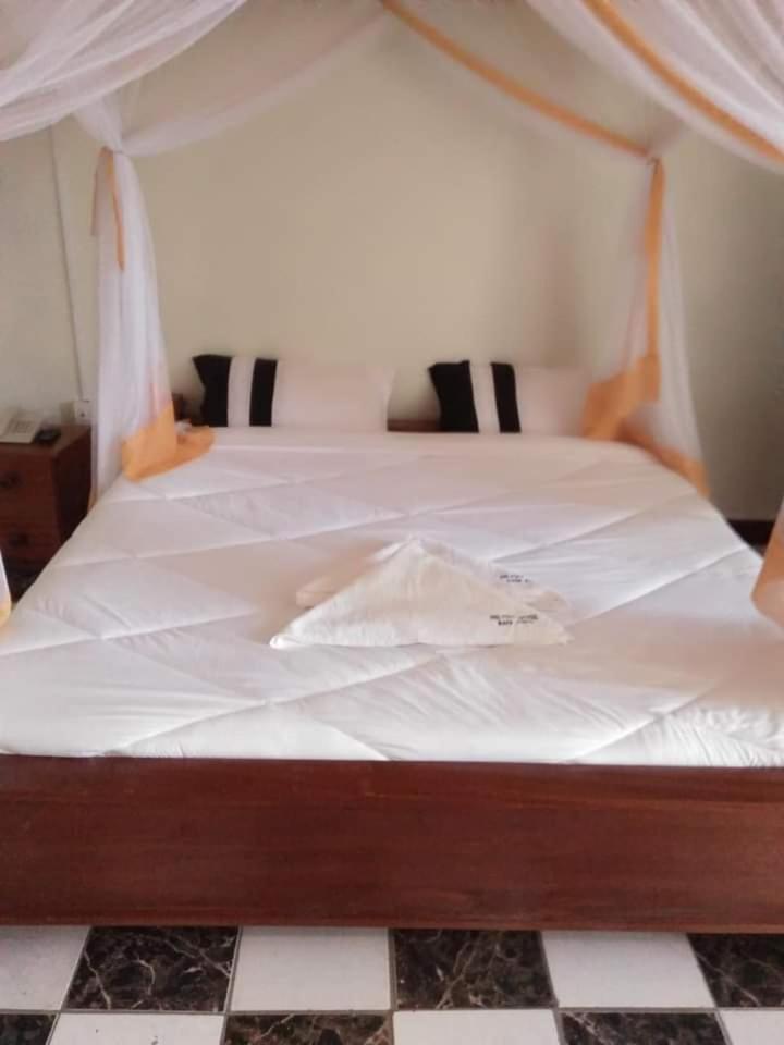 Newstead Hotel Найваша Екстериор снимка