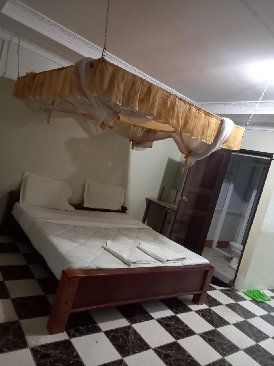 Newstead Hotel Найваша Екстериор снимка
