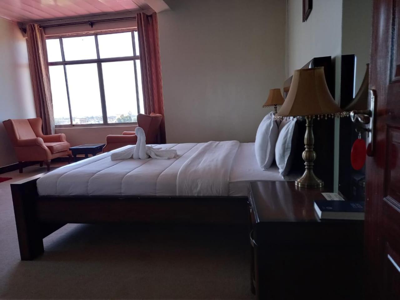 Newstead Hotel Найваша Екстериор снимка