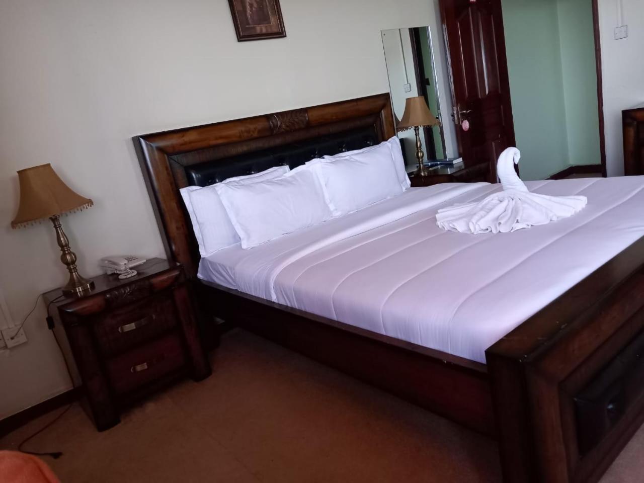 Newstead Hotel Найваша Екстериор снимка