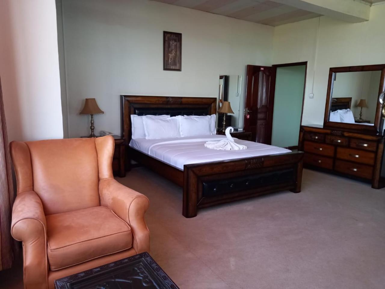 Newstead Hotel Найваша Екстериор снимка