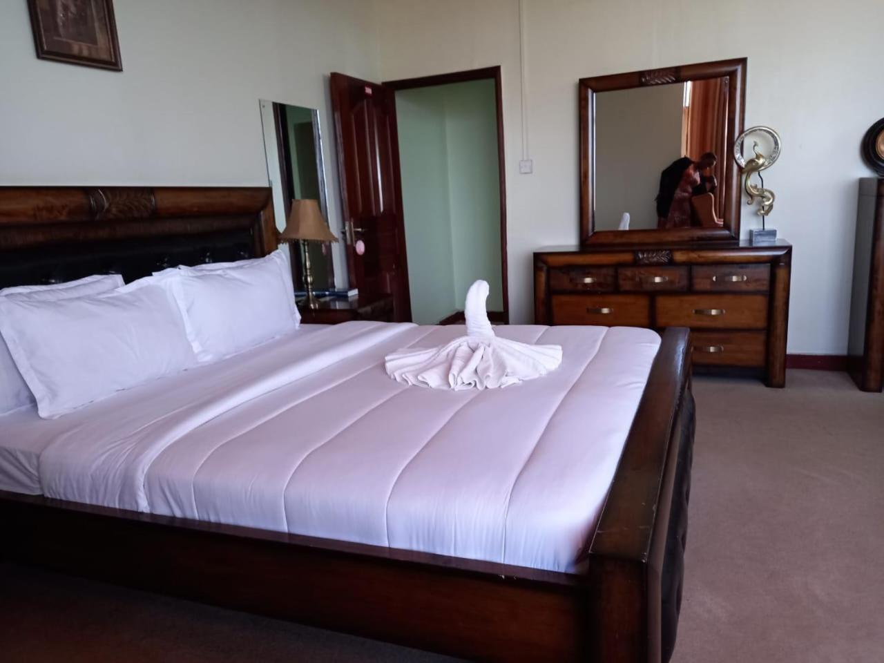 Newstead Hotel Найваша Екстериор снимка